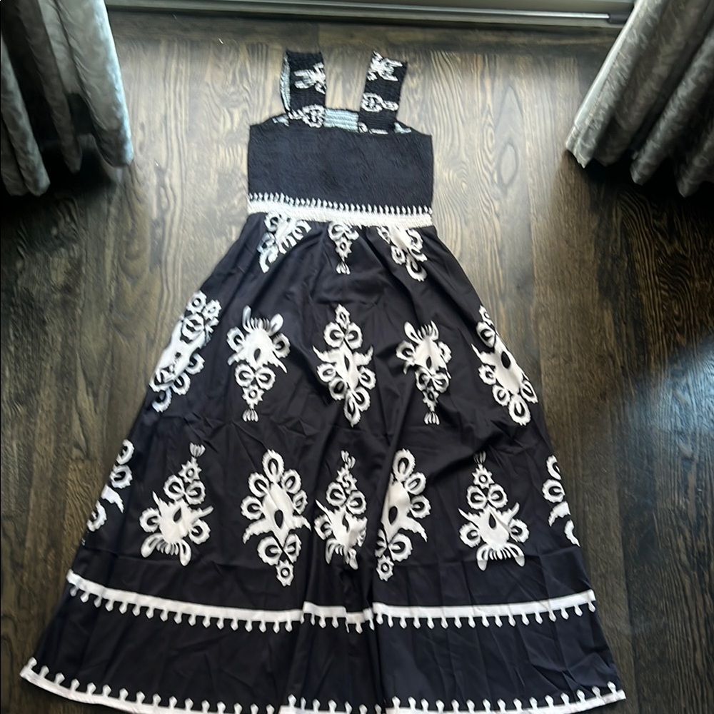 Chic Black and White Sun Dress - Picture 4 of 4